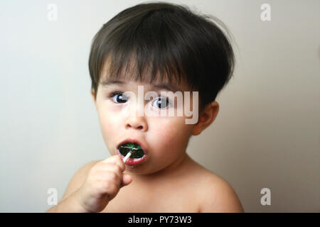 Niedliches Kleinkind mit creepy Green scorpion Candy Stockfoto