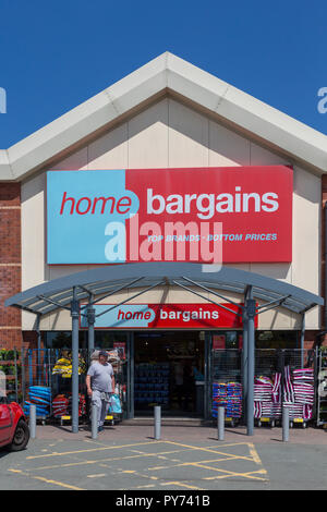 Warrington Zweig der Home Schnäppchen im Riverside Retail Park Stockfoto