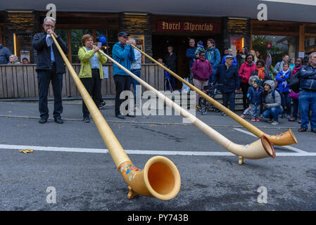 Engelberg, Schweiz - 29 September 2018: Musik mit alphorn am jährlichen Wanderhaltung in Engelberg in den Schweizer Alpen Stockfoto