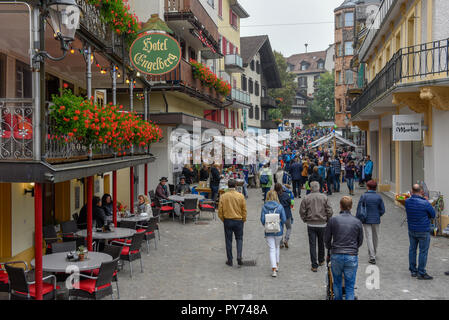 Engelberg, Schweiz - 29 September 2018: Menschen kaufen und verkaufen auf dem Markt in Engelberg in den Schweizer Alpen Stockfoto