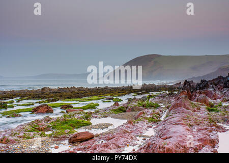 Landschaftsfotografie. Ebbe und Breeze am malerischen Felsstrand vor Sonnenaufgang in der Nähe von Tenby, Pembrokeshire, South Wales, UK. langen Belichtungszeit. Natur UK. Stockfoto