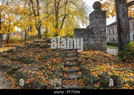 Herbst park mit Ruinen der alten Mauer aus Stein und Schritte in die Stadt Cesis, Lettland Stockfoto