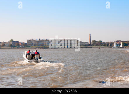 Zwei Männer in einem kleinen Boot verlassen Helling bei Knott Ende Lancashire England fischen zu gehen. der Überschrift über Fluss Wyre in Richtung Fleetwood. Stockfoto