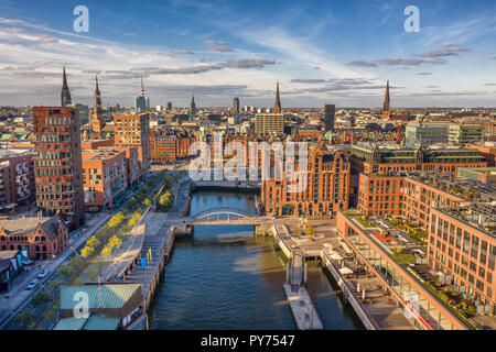 Luftaufnahme von Elbtorpromenade in Hamburg Stockfoto