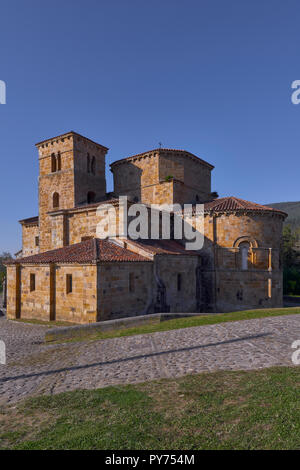 Stiftskirche Santa Cruz de Castañeda, aus dem 12. Jahrhundert, als ein nationales Denkmal, Kantabrien, Spanien, Europa Stockfoto