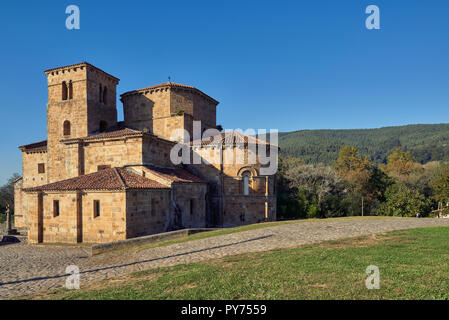 Stiftskirche Santa Cruz de Castañeda, aus dem 12. Jahrhundert, als ein nationales Denkmal, Kantabrien, Spanien, Europa Stockfoto