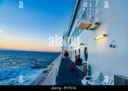 Abenddämmerung Segeln in der Bucht von Biskaya. Segeln in Richtung Fähre von Portsmouth, Segeln im Golf von Biskaya. Brittany Ferries. Europa Stockfoto