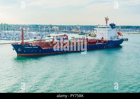 Schiff CUMBRIAN FISHER, Chemie und Öl Tankschiffe, Portsmouth Harbour. Portsmouth, Hampshire, England, Vereinigtes Königreich, UK, Europa Stockfoto