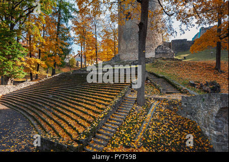 Festung Ruinen und antiken Stufen durch gelbe Blätter im Herbst fallen Stockfoto