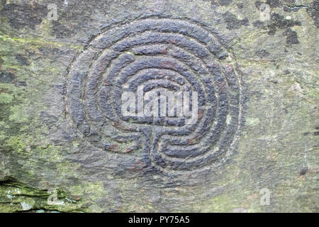 Labyrinth Felszeichnungen aus der Bronzezeit an der felsigen Tal, zwischen Boscastle und Tintagel, Cornwall, Großbritannien Stockfoto