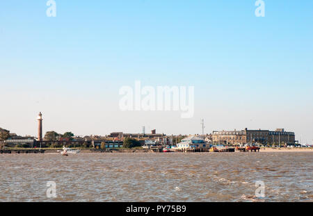 Der obere oder der Leuchtturm von Pharos in Fleetwood als von Knott am Meer Lancashire England UK gesehen. Die North Euston Hotel auf der rechten Seite gesehen werden kann. Stockfoto