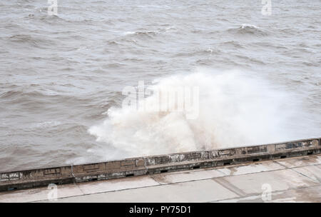 Wellen gegen die Ufermauer in Blackpool Lancashire England Großbritannien Stockfoto