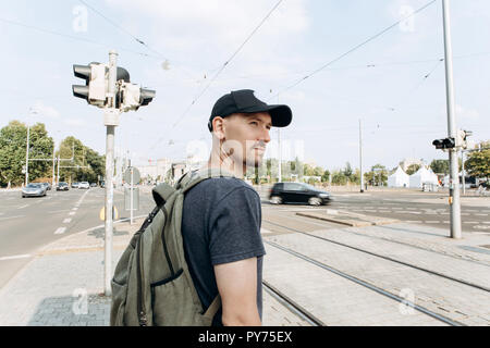 Jungen Kerl oder männliche Touristen auf einer Straße oder Kreuzung oder in der Nähe der Straße in Leipzig in Deutschland. Stockfoto