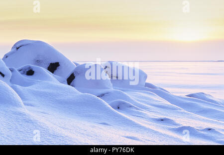 Neu Schnee, Strand Felsen gefallen. Winterlandschaft. Stockfoto