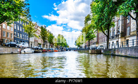 Die Prinsengracht (Prinz Kanal) mit seinen vielen historischen Häusern im Zentrum der historischen Stadt Amsterdam in den Niederlanden Stockfoto