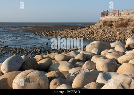 Gaomei Feuchtgebiete, seichten Meerwasser über feinen, dunklen Sand und Steine, qingshui Bezirk, Taichung, Taiwan Stockfoto