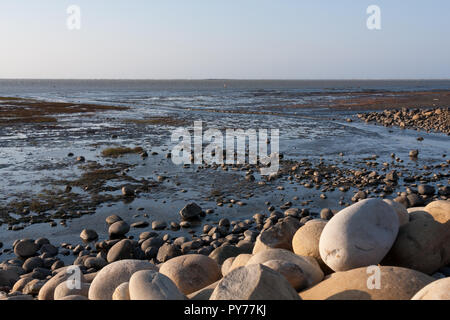 Gaomei Feuchtgebiete, seichten Meerwasser über feinen, dunklen Sand und Steine, qingshui Bezirk, Taichung, Taiwan Stockfoto