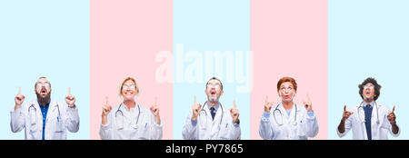Collage der Gruppe Fachleute Ärzte mit medizinischen gleichmäßig über isolierte Hintergrund erstaunt und überrascht mit der Suche und zeigt mit Fingern und Stockfoto