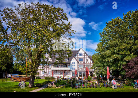 Zwei große Bäume Fachwerkhaus im Kloster auf der Insel Hiddensee. Stockfoto