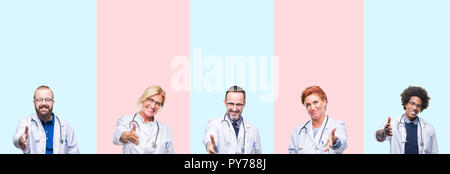 Collage der Gruppe Fachleute Ärzte mit medizinischen gleichmäßig über isolierte Hintergrund lächelt freundlich mit Handshake als Ansage und einladend. Stockfoto