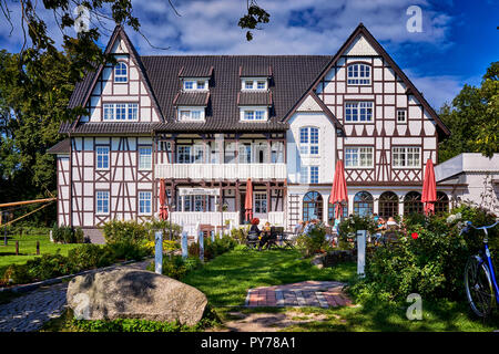 Große Fachwerkhaus mit Garten im Kloster auf der Insel Hiddensee. Stockfoto