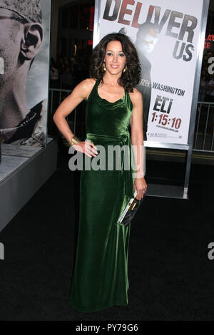 Jennifer Beals 01/11/10 "Das Buch von Eli "Premiere @ Grauman's Chinese Theater, Hollywood Foto von Ima Kuroda/HNW/PictureLux (11. Januar 2010) Stockfoto