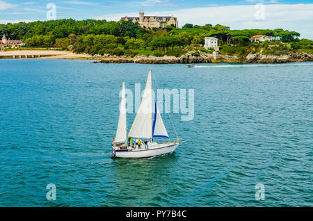 Segelyacht vor der Halbinsel La Magdalena. Santander, Kantabrien, Spanien, Europa Stockfoto