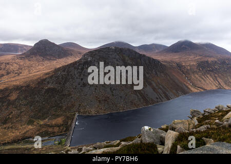 Blick auf Ben Crom Berg- und Behälter aus den unteren Hängen des Slieve Binnian. Doan Berg auf der linken Seite. Mourne Mountains, N. Irland. Stockfoto