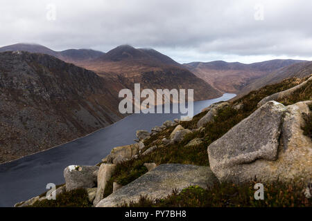 Blick auf Ben Crom Berg- und Behälter auf der Suche nach Slieve Bearnagh in Wolke aus den unteren Hängen des Slieve Binnian. Doan Berg auf der linken Seite. Mourne Mo Stockfoto