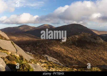 Blick vom Gipfel des Doan Berg suchen towars Slieve Donard in der Ferne. Ben Crom Berg auf der rechten, Slieve Lamagan hinter sich. Mourne Mountain Stockfoto