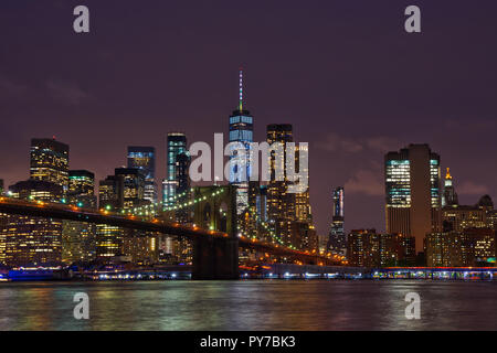 New York Skyline von Manhattan und Brooklyn Bridge bei Nacht Stockfoto