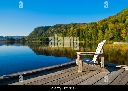 Holzstuhl auf See Pier Stockfoto