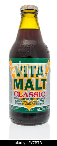 Winneconne, WI - 8. Oktober 2018: eine Flasche Vita Malz Malz klassische nicht-alkoholische Getränke an einem isolierten Hintergrund. Stockfoto