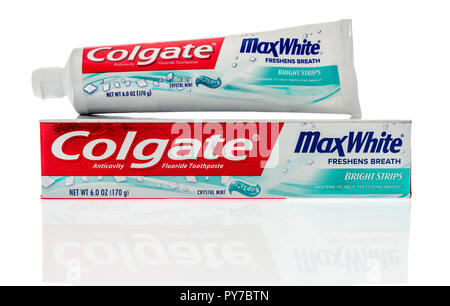 Winneconne, WI - 9. Oktober 2018: ein Paket von Colgate Max white Zahnpasta auf einem isolierten Hintergrund. Stockfoto