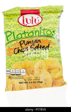 Winneconne, WI - 14. Oktober 2018: ein Paket von Lulu Platanitos kochbananen Chips aus Kolumbien gesalzen auf einem isolierten Hintergrund Stockfoto