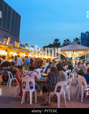 Singapur - Jan 14, 2017: Die Menschen in der beliebten Food Court in Singapur. Preiswertes essen Gerichte sind zahlreich in der Stadt, also die meisten Singapurer speisen Sie a Stockfoto