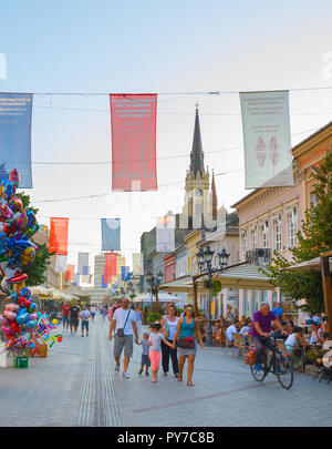 NOVI SAD, Serbien - 26. AUGUST 2017: Menschen gehen in der Altstadt von Novi Sad. Novi Sad ist die zweitgrößte Stadt in Serbien. Stockfoto