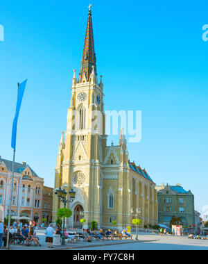 NOVI SAD, Serbien - 26. AUGUST 2017: Menschen am Platz der Freiheit. Novi Sad ist die zweitgrößte Stadt in Serbien. Stockfoto