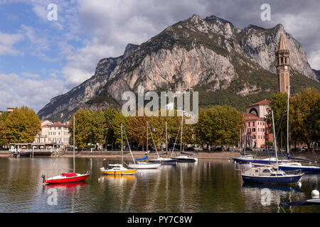 Boote am Comer See in Lecco in der italienischen Berge Stockfoto