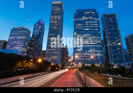 Leichte Wanderwege entlang Columbus Drive mit der Skyline von Chicago, Illinois. Stockfoto