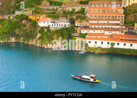 Touristische Bootsfahrt auf dem Fluss Douro in Porto, Portugal. Luftaufnahme. Stockfoto