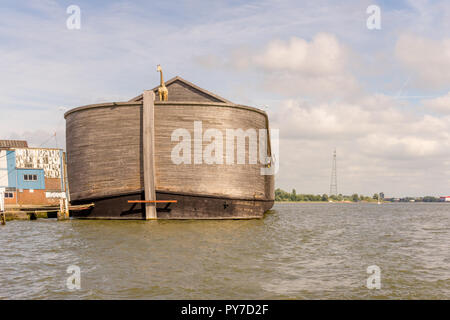 Niederlande, Rotterdam, von einer hölzernen Arche Noah Boot in einem Körper von Wasser Stockfoto