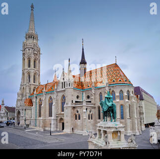 Blick auf die Matthias Kirche und eine Skulptur von einem Mann auf einem Pferd an einem Wintertag. Von oben geschossen. Budapest. Stockfoto