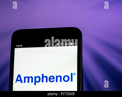 Amphenol Fiber Optic Cable Manufacturing Company Logo auf dem Smartphone angezeigt. Amphenol Corporation ist ein bedeutender Hersteller von elektronischen und LWL-Steckverbinder, Kabel und Systeme wie Koaxialkabel verbinden. Stockfoto