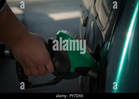 Strömenden Gas in Gas Station mit der rechten Hand Stockfoto