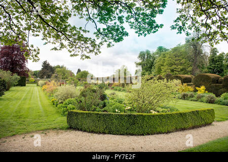 Blumenrabatten am Miserden Immobilien in Gloucestershire, Großbritannien Stockfoto