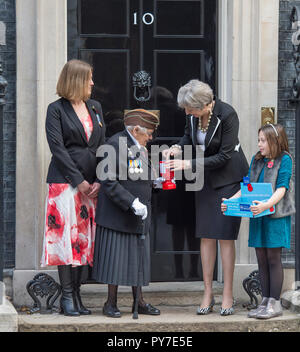 10 Downing Street, London, UK. 25. Oktober, 2018. Der Ministerpräsident trifft Geldbeschaffer für die Royal British Legion und erwirbt ein Poppy. Stockfoto