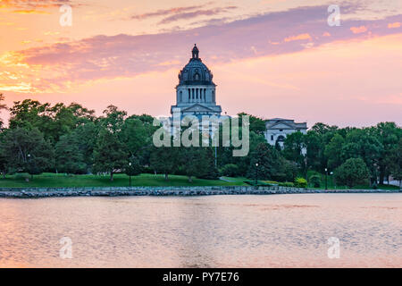 South Dakota Capital Building entlang Capitol See in Pierre, SD bei Sonnenuntergang Stockfoto