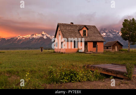 WY 02503-00 ... WYOMING - Sonnenaufgang am historischen Rosa Haus Gehöft auf der Mormonen Zeile im Grand Teton National Park. Stockfoto