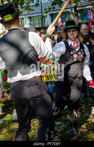 Morris Tanz auf dem Mittelstreifen der Park Lane im März. Die Abstimmung März, den 20. Oktober, 2018 mit 700.000 Menschen aller Altersgruppen, ethn Stockfoto